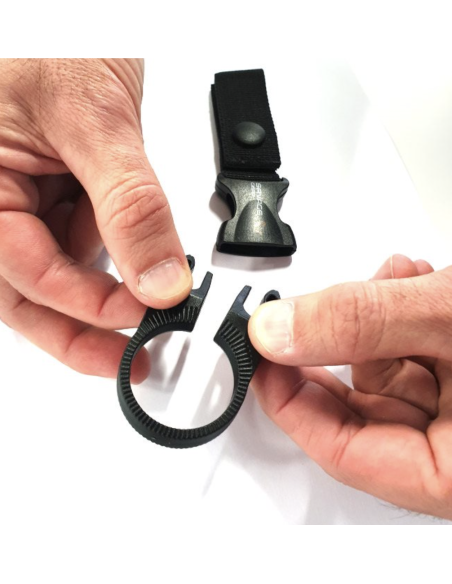 CLIP PARA BOTELLA O SACADERA SAVAGE GEAR BOTTLE AND NET CLIP